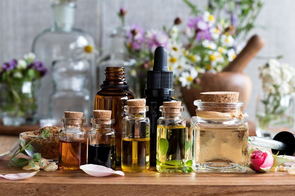 Aromatik yağların faydaları; içerik yapıları, kullanım şekilleri ve etki mekanizmaları ile birlikte ele alınması gereken bir konudur. Bu yazıda aromatik yağların faydaları nedir, nasıl etki gösterir ve hangi durumlarda anlamlı olabilir sorularına sade ve anlaşılır bir şekilde yanıt verilmektedir.